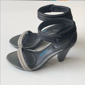 TSUBO leather high heels